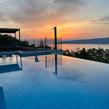Villa Navis With Infinity Pool And Sea View